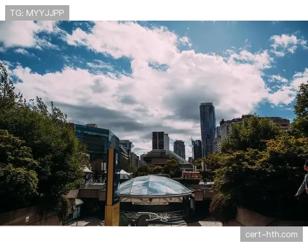 温哥华赛场外的“球迷广场”因加拿大队取胜而陷入狂欢